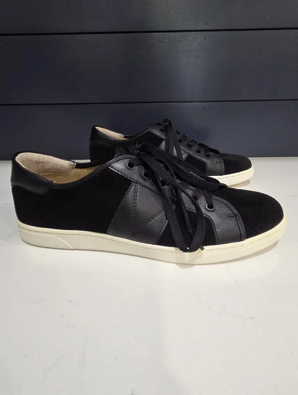 Vionic Jerome Suede Lace Up Comfort Support Rubber Sole Sneaker Shoe size 9.5